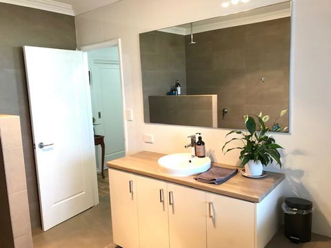 The Mains Guest House 2 Bedroom Farm Stay - Accommodation Burleigh 9