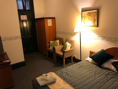The Palace Hotel - Accommodation Burleigh 3