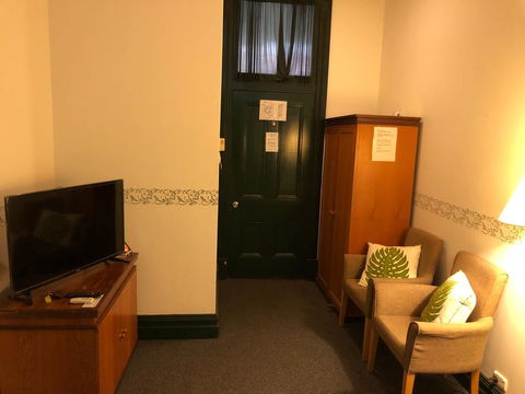 The Palace Hotel - Accommodation Burleigh 1