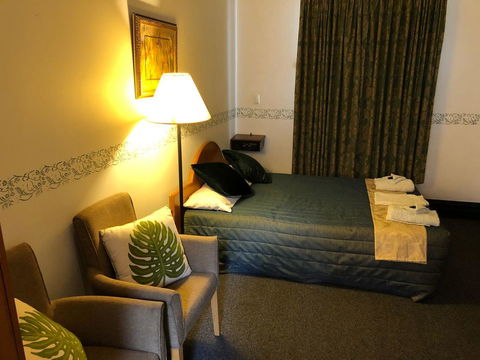 The Palace Hotel - Accommodation Burleigh 7