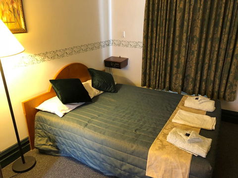 The Palace Hotel - Accommodation Burleigh 6