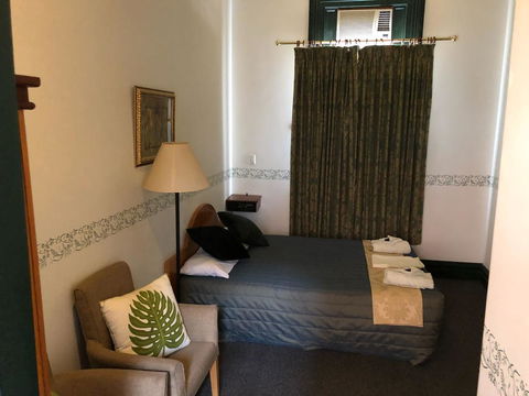The Palace Hotel - Accommodation Burleigh 2