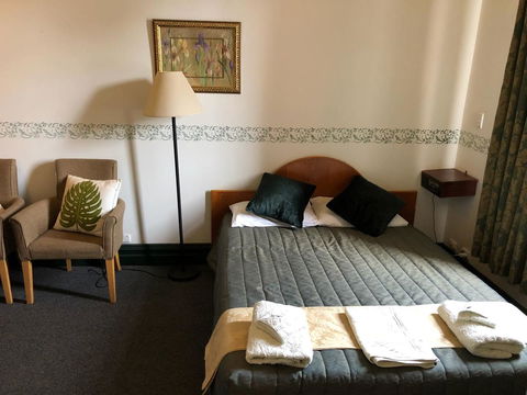 The Palace Hotel - Accommodation Burleigh 5