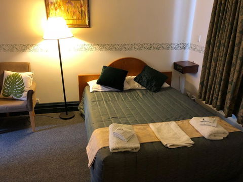 The Palace Hotel - Accommodation Burleigh 4