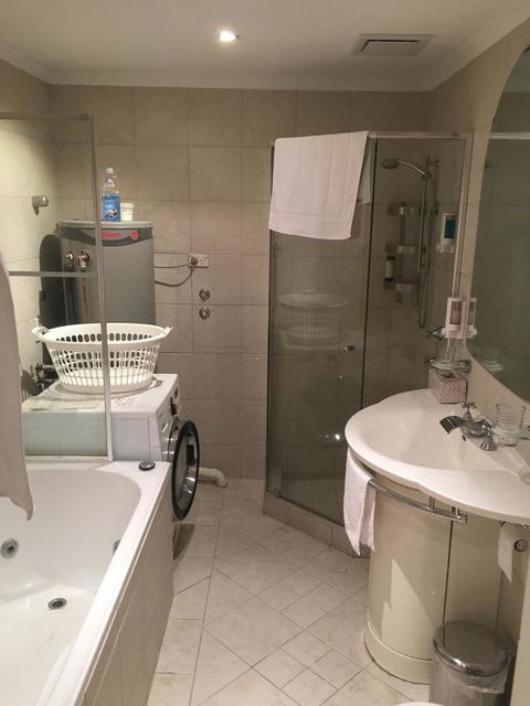 Colin St Apartment - Accommodation Burleigh 8