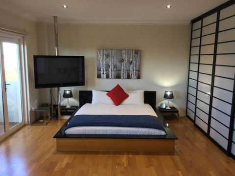 Colin St Apartment - Accommodation Burleigh 9