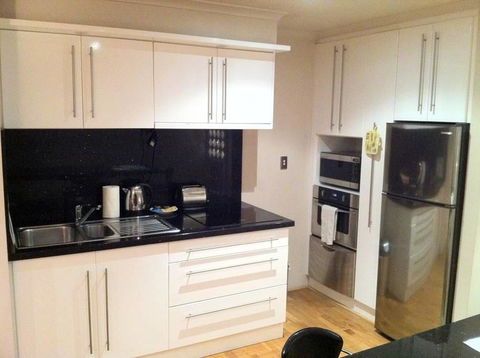 Colin St Apartment - Accommodation Burleigh 6