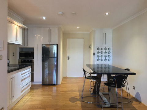 Colin St Apartment - Accommodation Burleigh 4