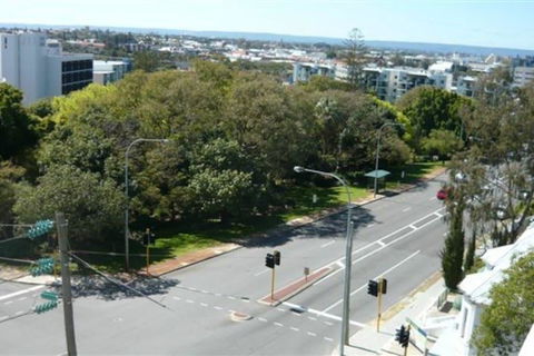 Colin St Apartment - Accommodation Burleigh 12