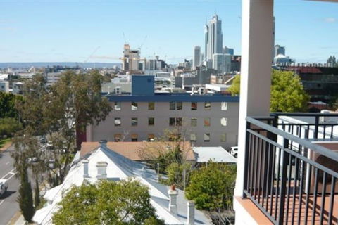 Colin St Apartment - Accommodation Burleigh 0