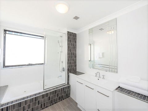 Perth West End Apartment 504 - Accommodation Burleigh 15