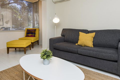 Townshend Rd - Accommodation Burleigh 37