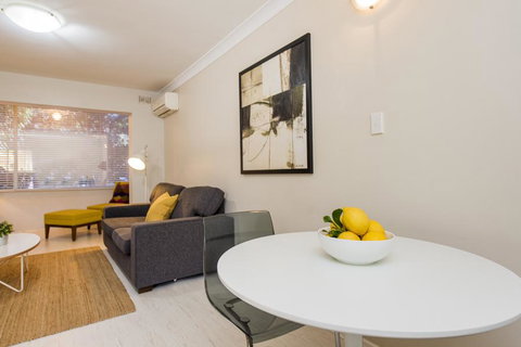 Townshend Rd - Accommodation Burleigh 33