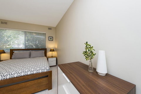 Townshend Rd - Accommodation Burleigh 23