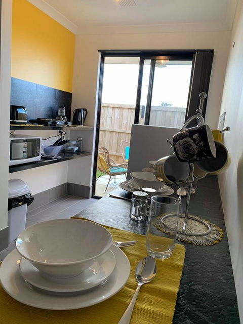 Stylish Colourfull Getaway - Accommodation Burleigh 3