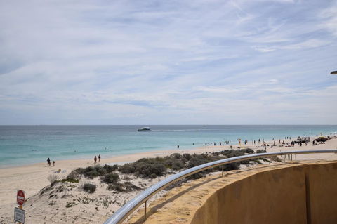 West Beach Lagoon 109 â€“ Amazing Location! - Accommodation Burleigh 21