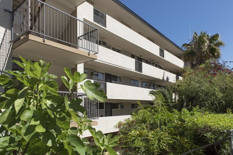 Studio 204 With Harbour, Ocean And Sunset Views From The Balcony - Accommodation Burleigh 26
