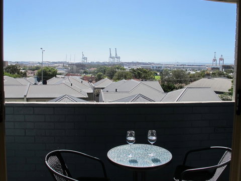 Studio 204 With Harbour, Ocean And Sunset Views From The Balcony - Accommodation Burleigh 4
