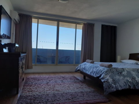 Studio 204 With Harbour, Ocean And Sunset Views From The Balcony - Accommodation Burleigh 0
