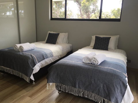 Eagle Bay House - Accommodation Burleigh 2