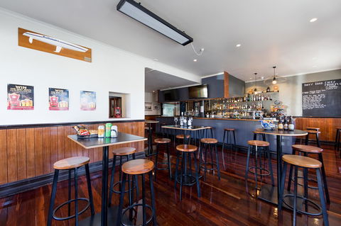Customs House Hotel - Accommodation Burleigh 25