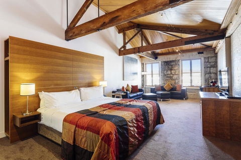 The Henry Jones Art Hotel - Accommodation Burleigh 6