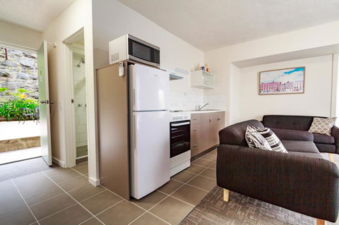 Adina Place Motel Apartments - Accommodation Burleigh 16