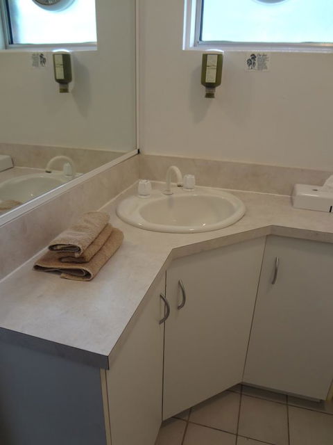 Adina Place Motel Apartments - Accommodation Burleigh 24