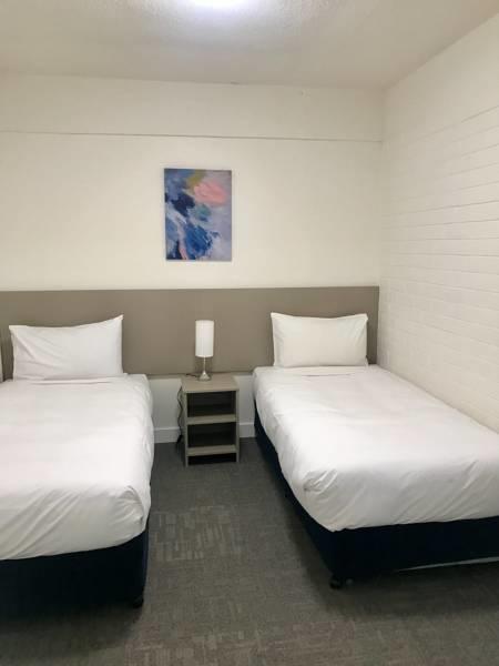 Adina Place Motel Apartments - Accommodation Burleigh 10
