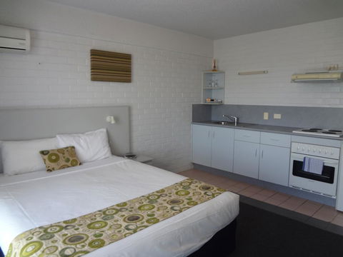 Adina Place Motel Apartments - Accommodation Burleigh 32