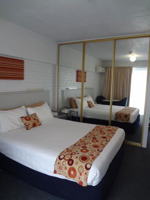 Adina Place Motel Apartments - Accommodation Burleigh 28