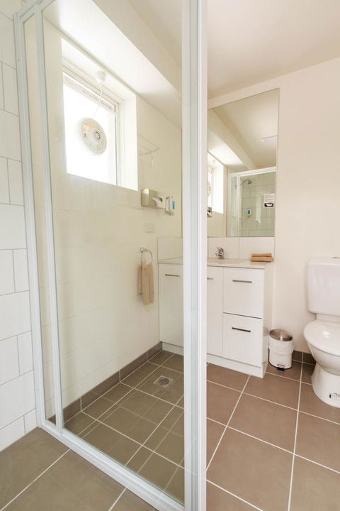 Adina Place Motel Apartments - Accommodation Burleigh 3