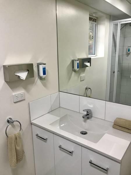 Adina Place Motel Apartments - Accommodation Burleigh 9