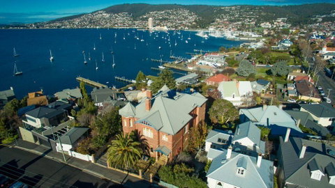 Grande Vue Hotel - Accommodation Burleigh 0