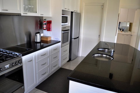 Belton Apartments-Hedge Cottage - Accommodation Burleigh 4
