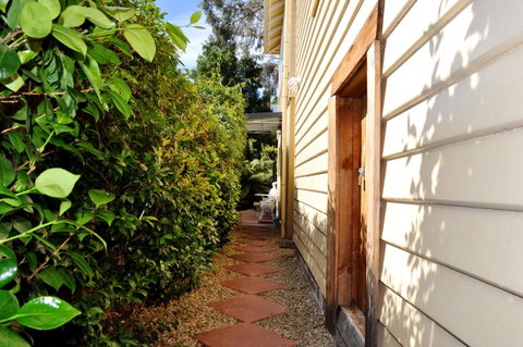 Belton Apartments-Hedge Cottage - Accommodation Burleigh 5