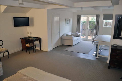 Belton Apartments-Hedge Cottage - Accommodation Burleigh 31