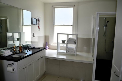 Belton Apartments-Hedge Cottage - Accommodation Burleigh 14