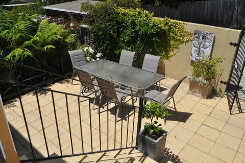 Belton Apartments-Hedge Cottage - Accommodation Burleigh 33