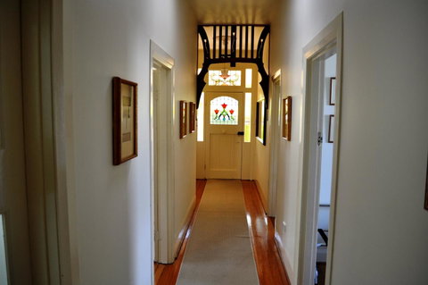 Belton Apartments-Hedge Cottage - Accommodation Burleigh 26
