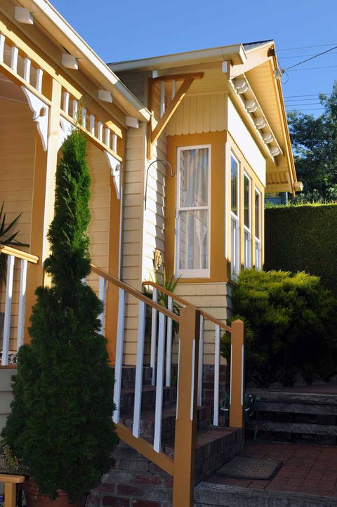 Belton Apartments-Hedge Cottage - Accommodation Burleigh 0