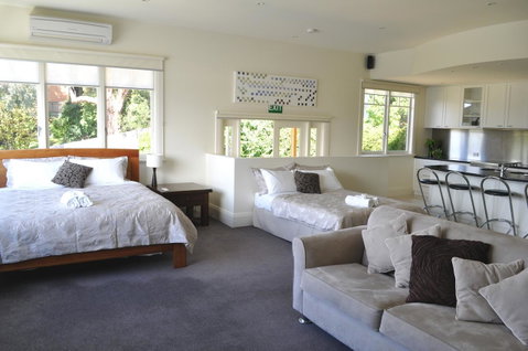 Belton Apartments-Hedge Cottage - Accommodation Burleigh 30