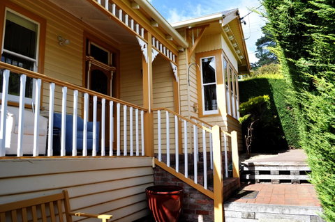 Belton Apartments-Hedge Cottage - Accommodation Burleigh 3