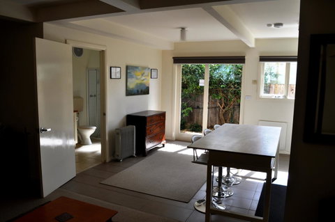 Belton Apartments-Hedge Cottage - Accommodation Burleigh 2