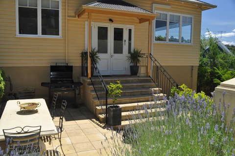 Belton Apartments-Hedge Cottage - Accommodation Burleigh 29