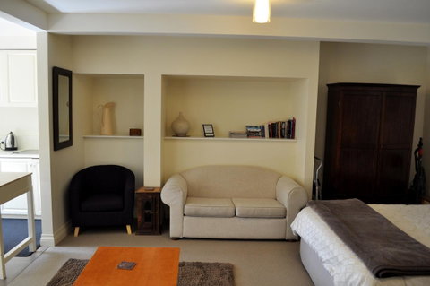 Belton Apartments-Hedge Cottage - Accommodation Burleigh 6