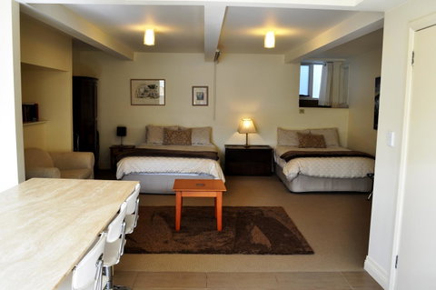 Belton Apartments-Hedge Cottage - Accommodation Burleigh 8