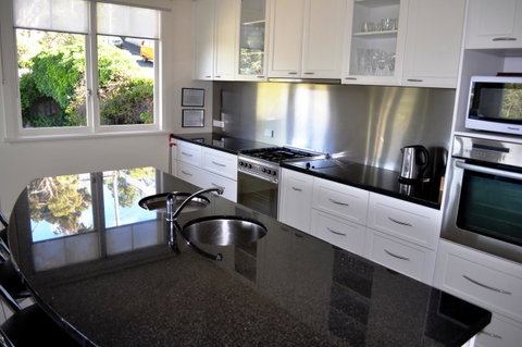 Belton Apartments-Hedge Cottage - Accommodation Burleigh 25