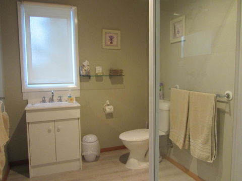 Elm Trees Accommodation @ Ross - Accommodation Burleigh 10