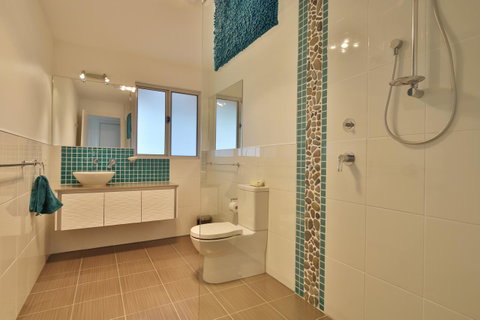 Seymour Waves - Accommodation Burleigh 10
